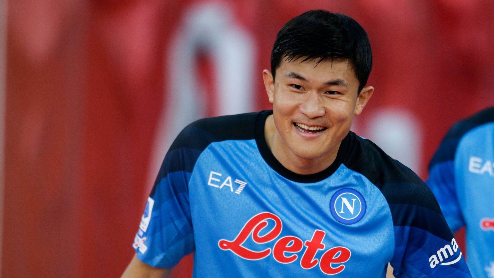 Kim sorride con la maglia del Napoli