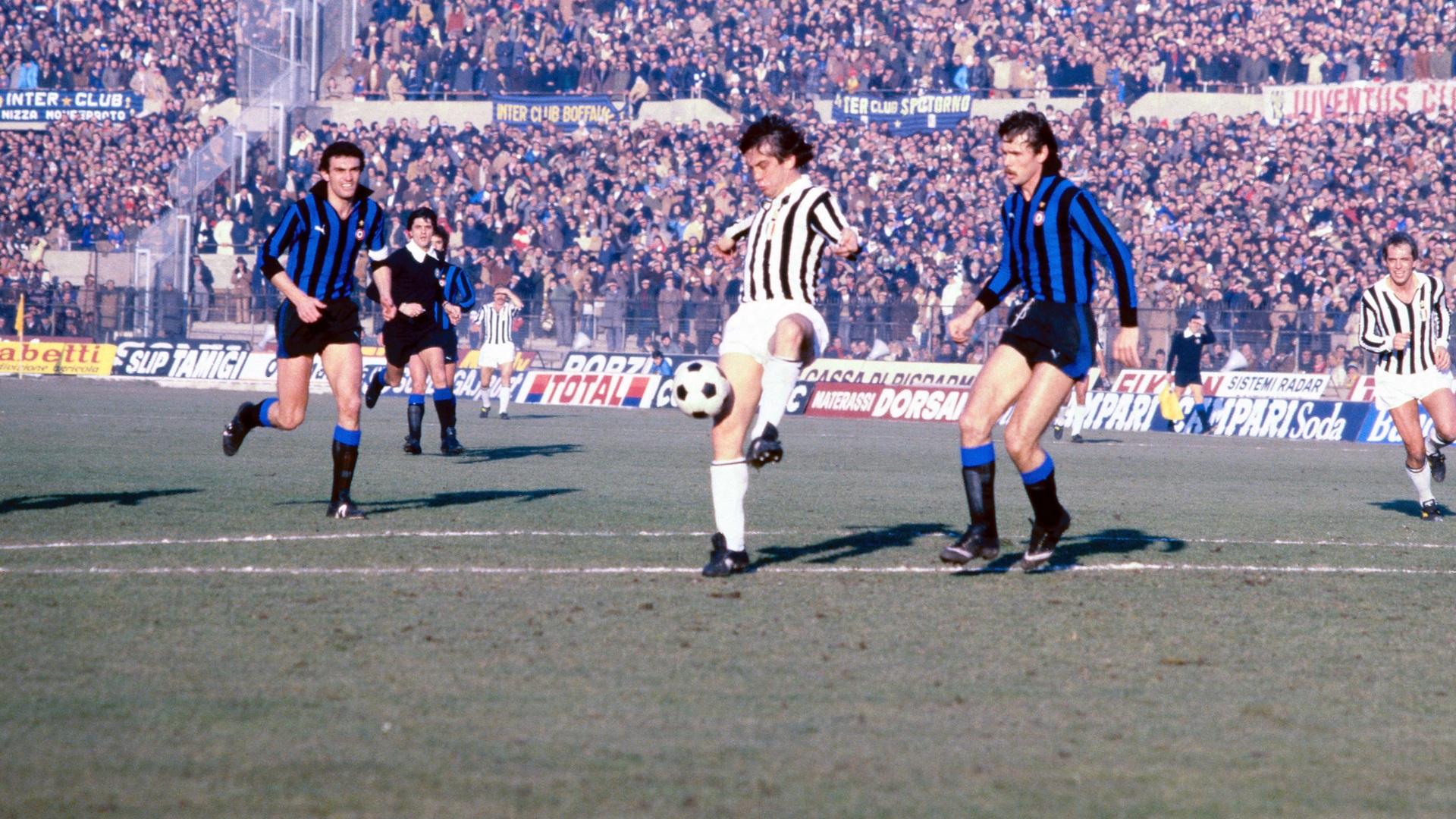 Roberto Boninsegna con la maglia della Juventus nel match contro l'Inter