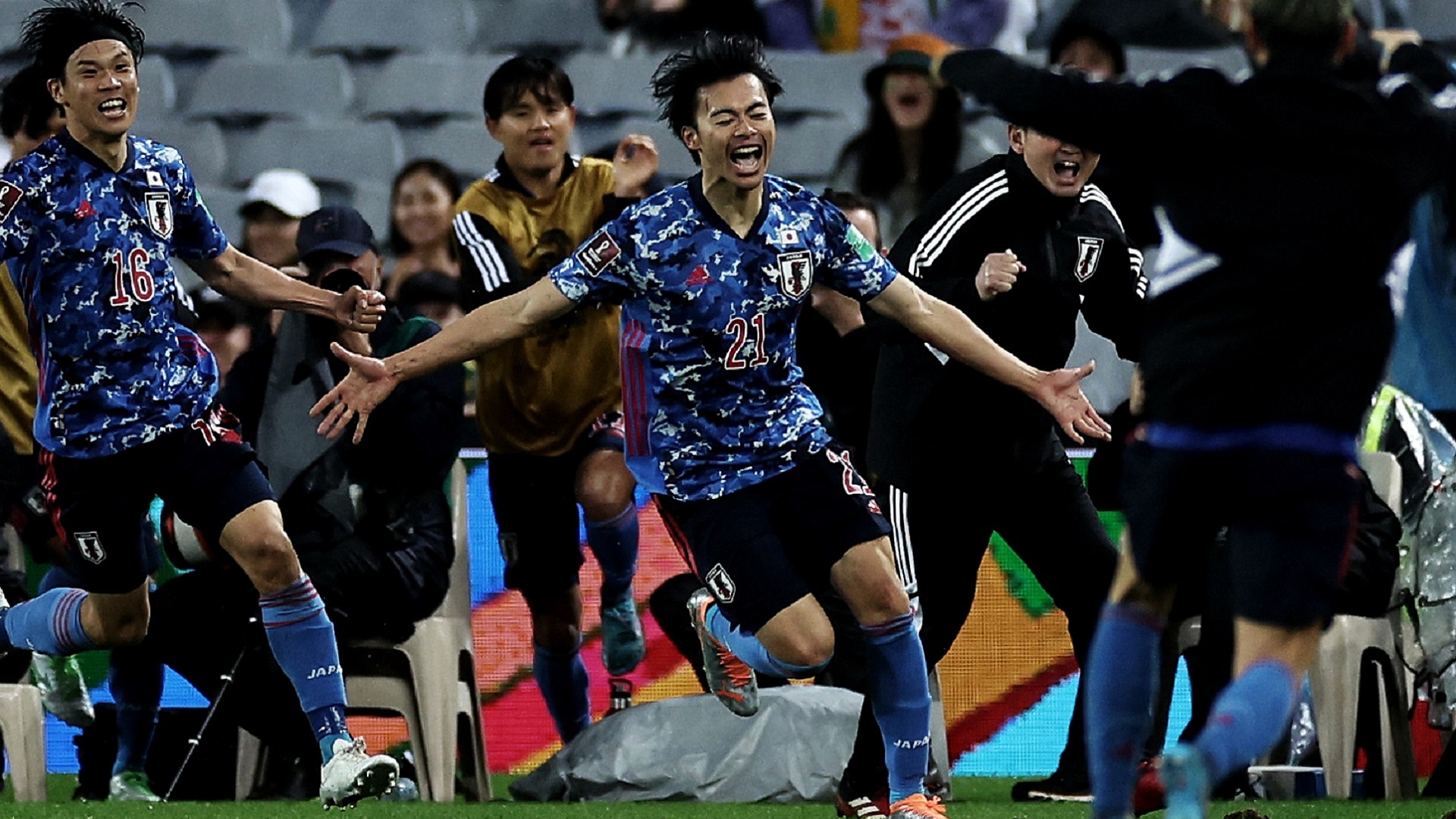 速報】試合終了間際、三笘薫の劇的2得点で日本がオーストラリアに勝利