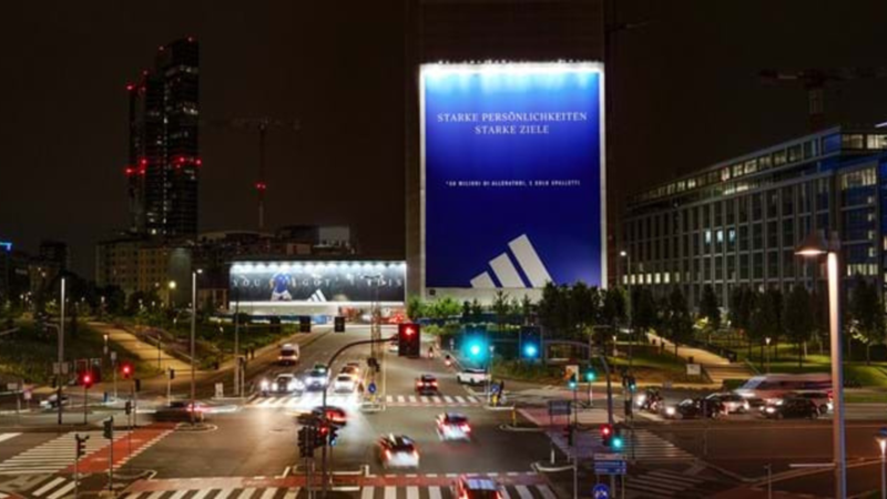 Affissione Gigante adidas a Milano: un Tributo alla Nazionale Italiana e a Luciano Spalletti