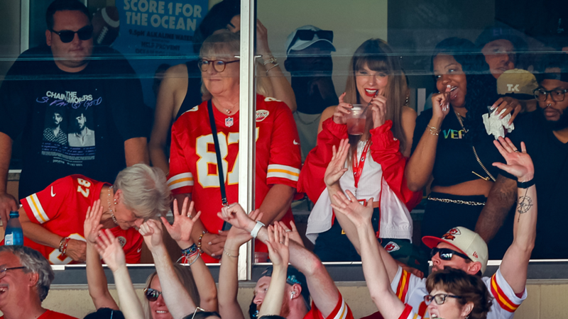 Travis Kelce cuenta a su hermano Jason Kelce cómo fue la visita de Taylor Swift a Arrowhead que tiene loca a la NFL