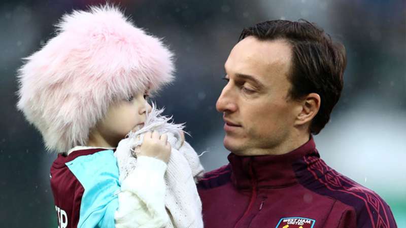 Isla Caton fue la jugadora número 12 del West Ham: precioso detalle de los Hammers con una pequeña aficionada enferma de cáncer