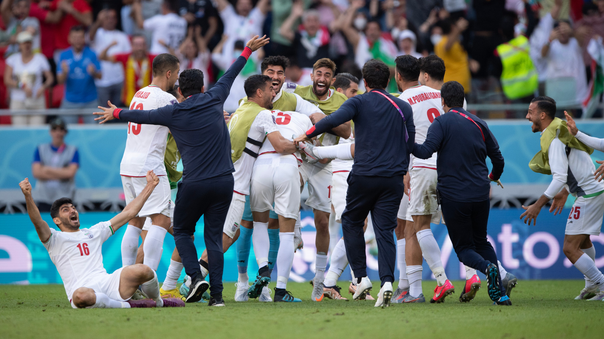 Iran vs. USA: TV, LIVE-STREAM - die Übertragung der WM 2022 | DAZN News DE