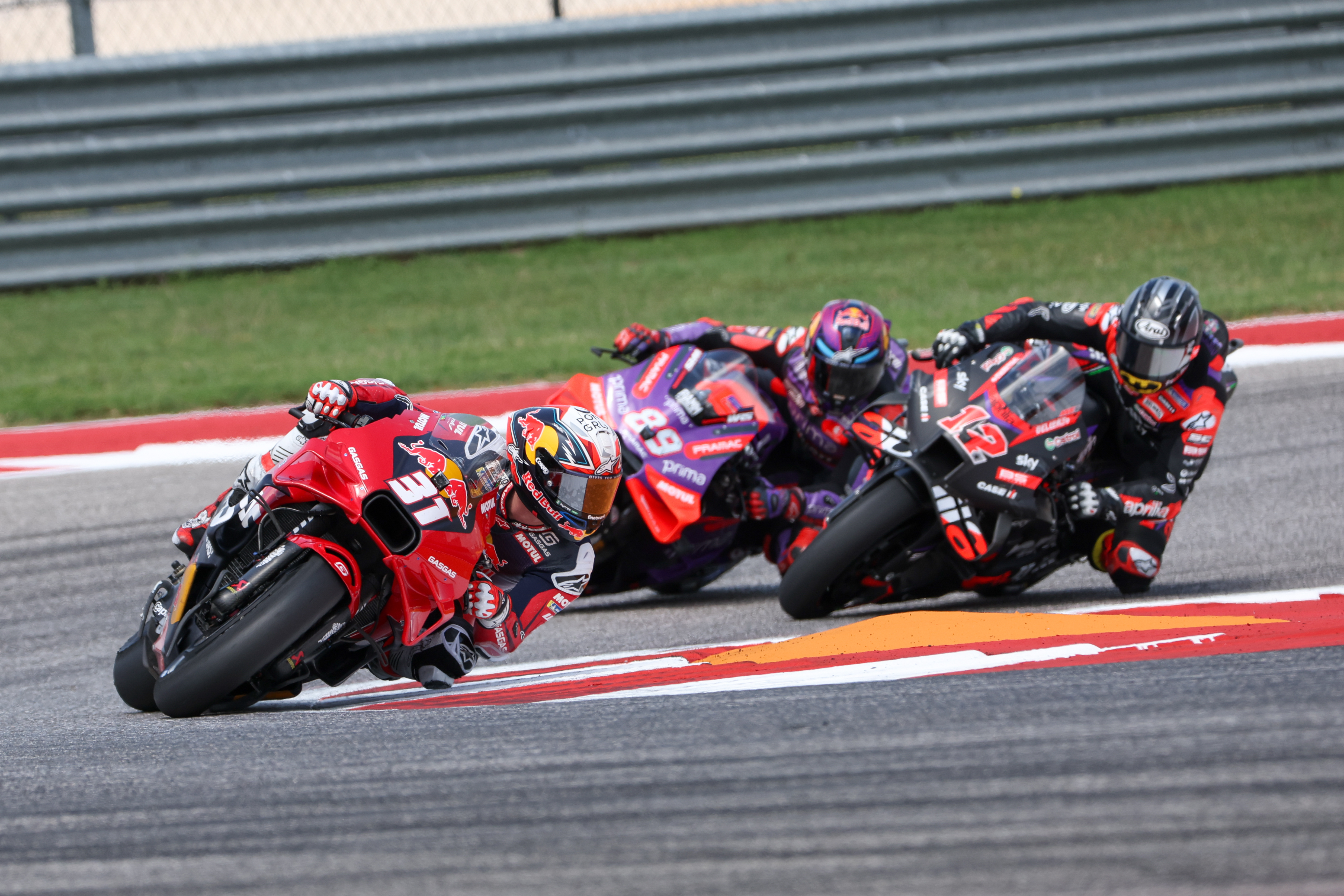 Pedro Acosta con Jorge Martín y Maverick Viñales