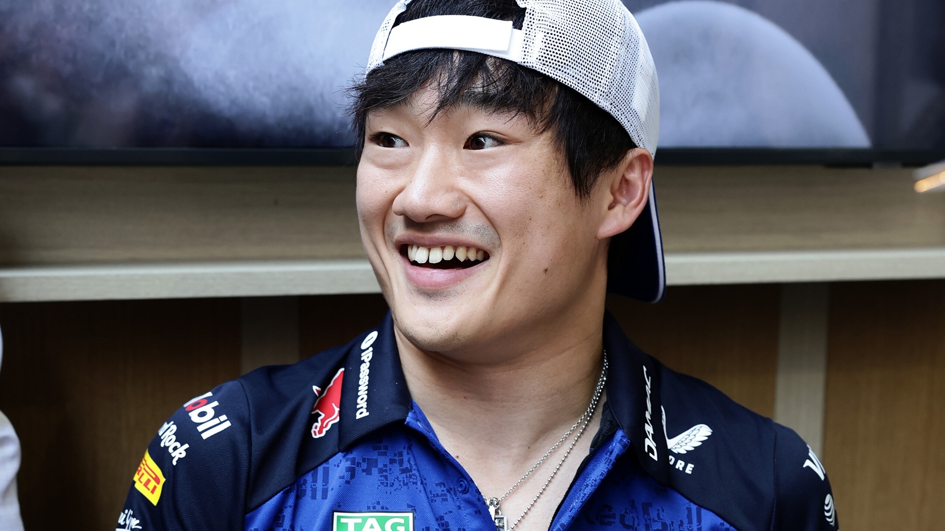 角田裕毅「マックスとは特によく話します」レッドブルのガレージ内で