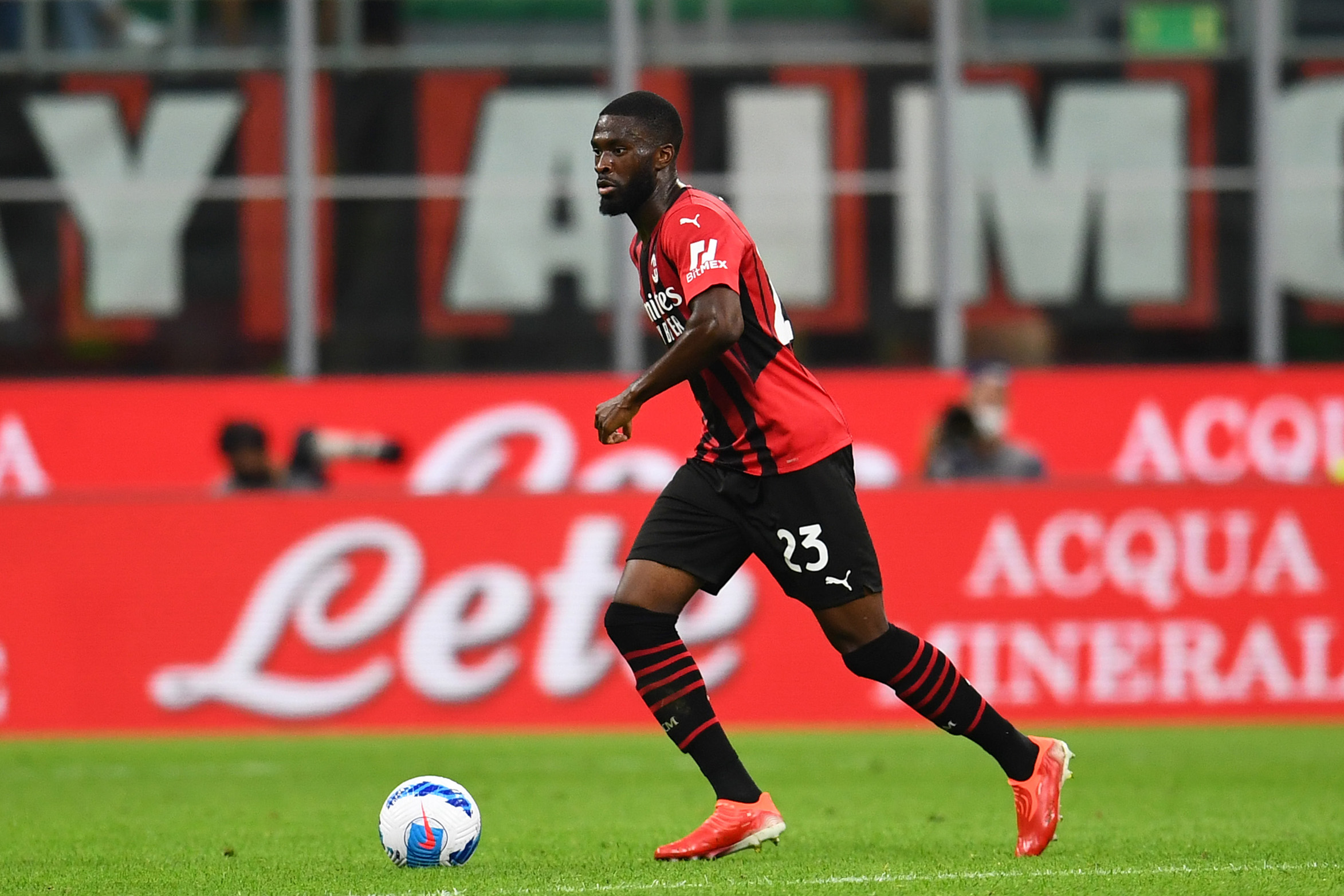 Tomori in campo durante Milan-Lazio