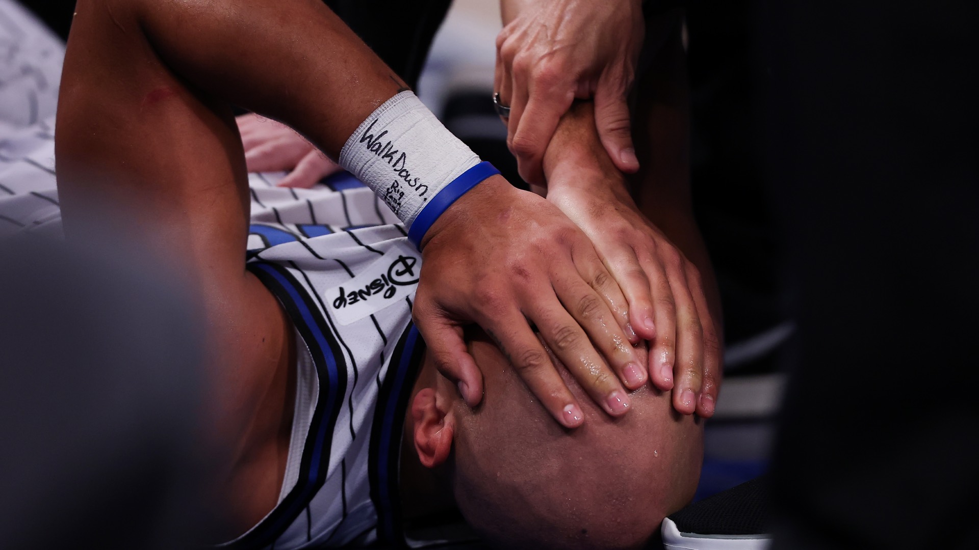 Magic's Jalen Suggs suffers possible knee injury in win over Knicks