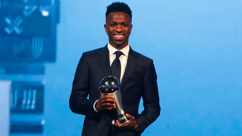 Vinicius Junior remporte le trophée The Best du meilleur joueur | DAZN ...