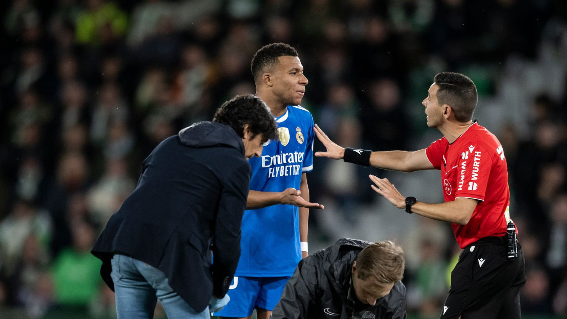 VÍDEO | Kylian Mbappé y su enfado con el árbitro tras el empate del Real Madrid ante el Elche | DAZN News MX