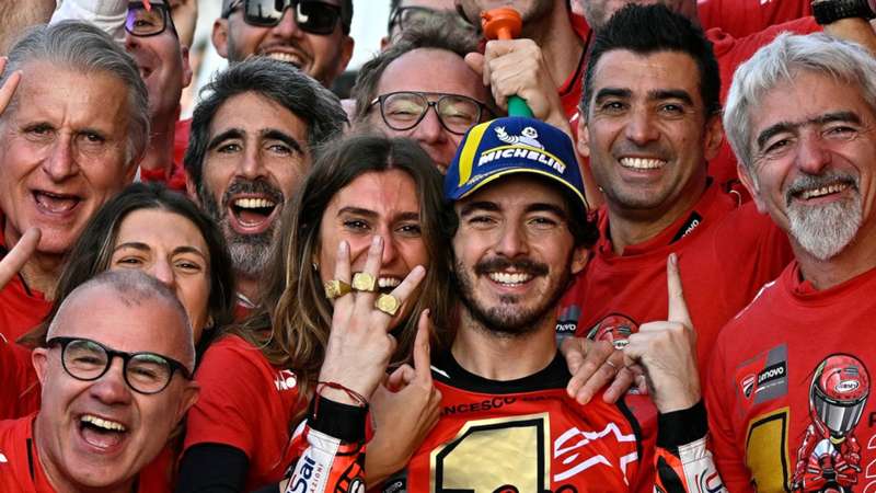 Pecco Bagnaia y su espectacular celebración de su título de MotoGP: tres anillos de campeón y un mate al más puro estilo NBA