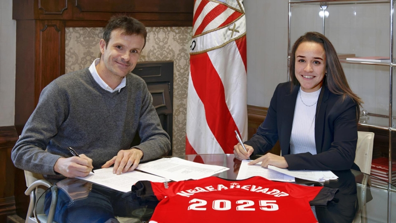 Nerea Nevado y el especial significado del bolígrafo con el que firmó su renovación con el Athletic Club