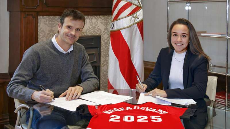 Nerea Nevado y el especial significado del bolígrafo con el que firmó su renovación con el Athletic Club