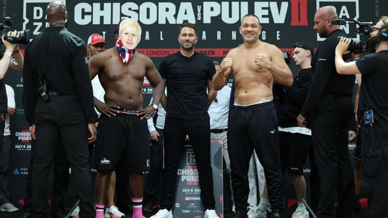 Derek Chisora usó una máscara de Boris Johnson en el pesaje con Pulev