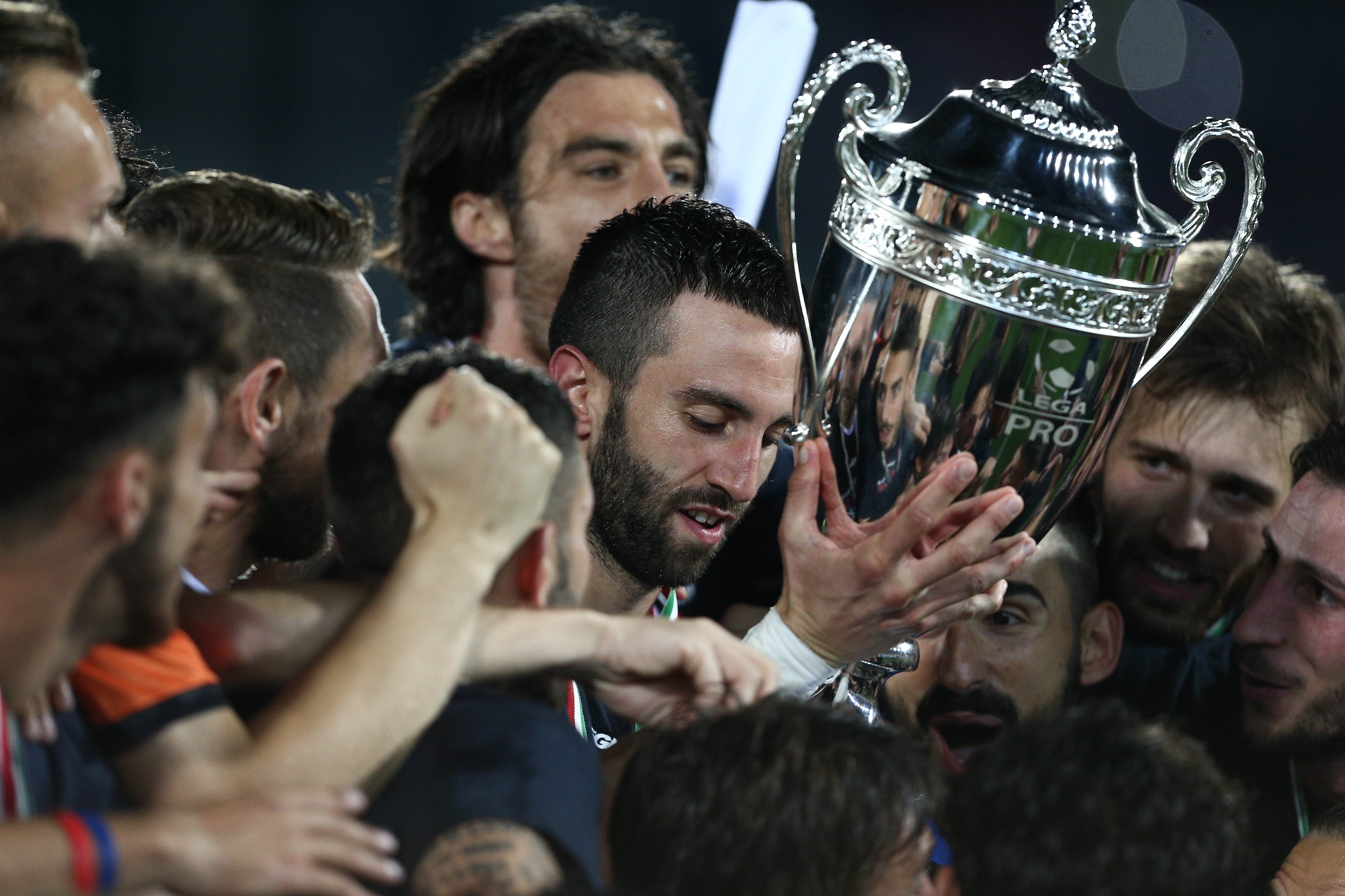 Angelo Corsi festeggia la promozione del Cosenza in Serie B dopo i playoff vinti contro il Siena