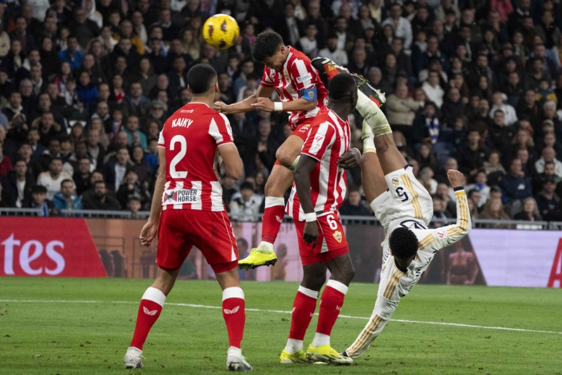 El VAR, protagonista en el Santiago Bernabéu: las imágenes de la polémica en el Real Madrid vs Almería