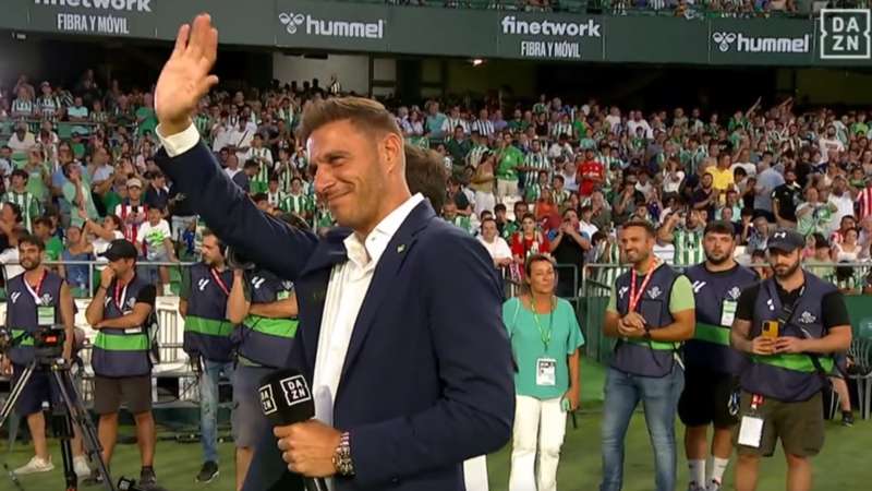 Joaquín Sánchez y la espectacular ovación del Benito Villamarín cuando bajó al campo a hablar en DAZN: "Agradecido de por vida"