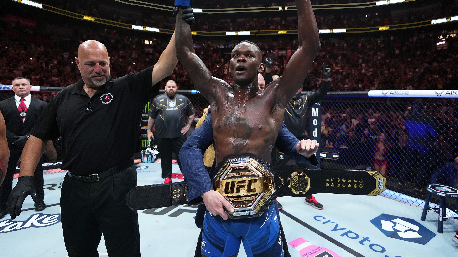 Adesanya si riprende la cintura dei pesi medi in UFC