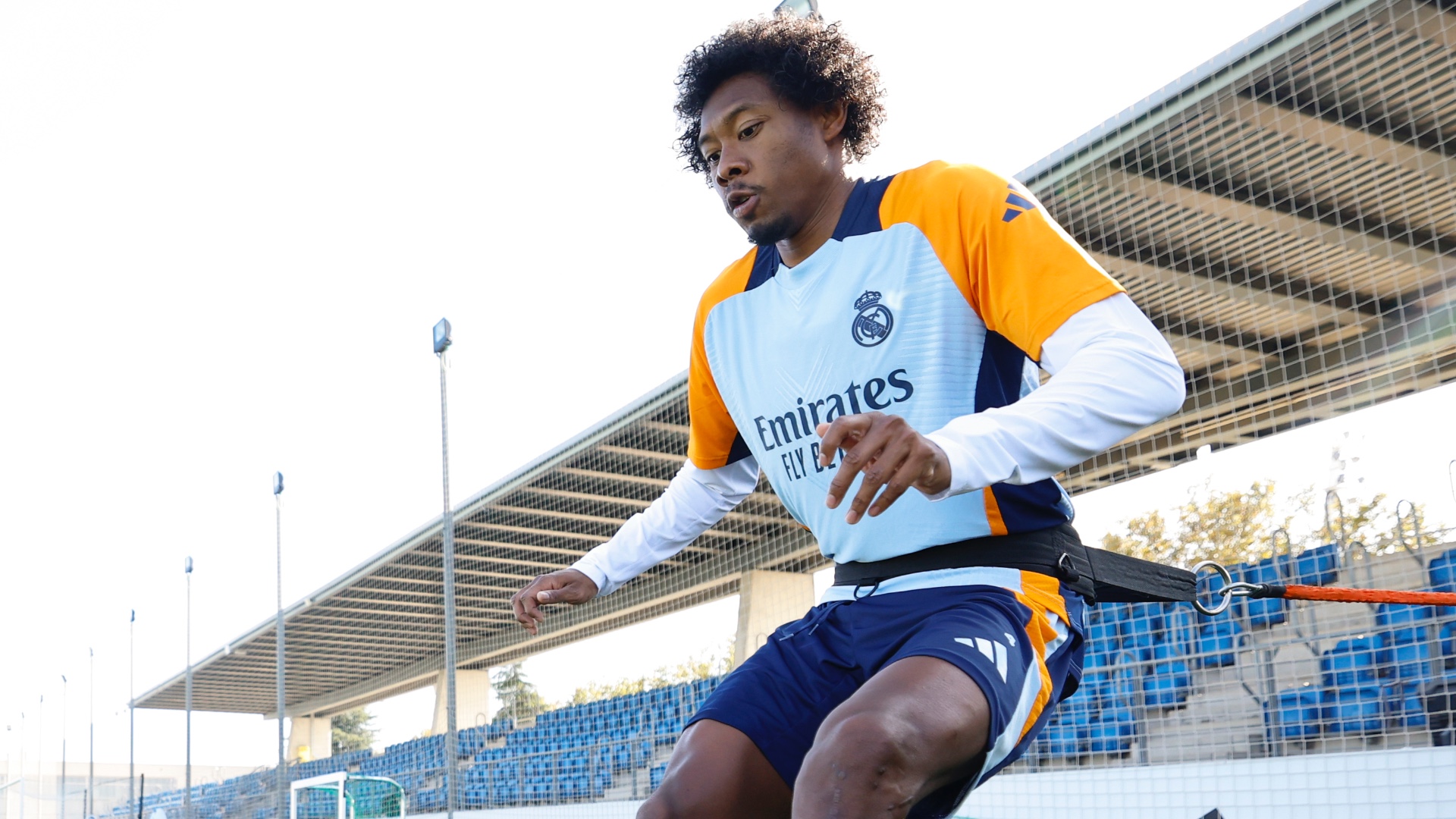 左ひざ前十字靭帯断裂から11カ月…レアル・マドリードDFアラバがボール