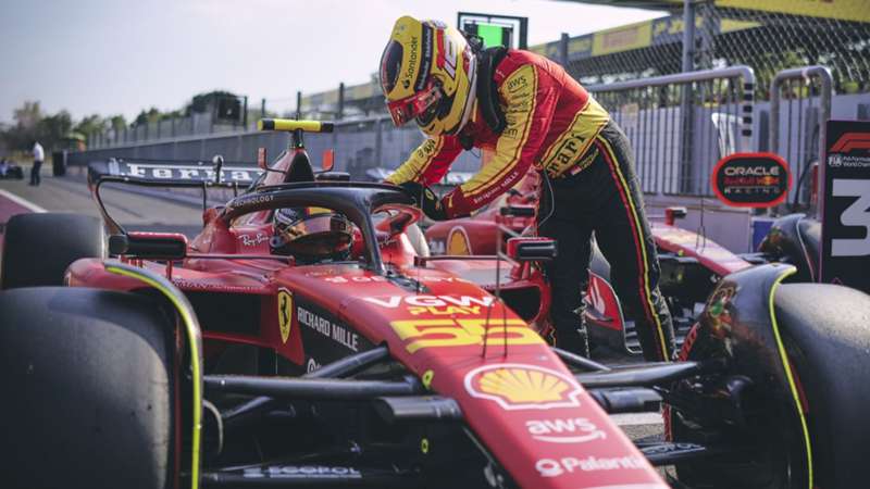 Carlos Sainz explica su relación con Charles Leclerc en Ferrari: "Intento morder cuando tengo que morder"