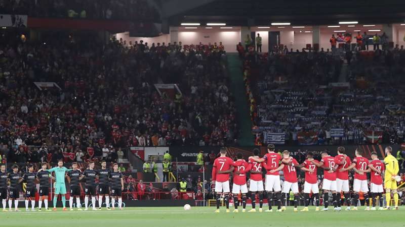 Europa League, il Manchester United ricorda commosso la Regina Elisabetta: commozione e minuto di silenzio