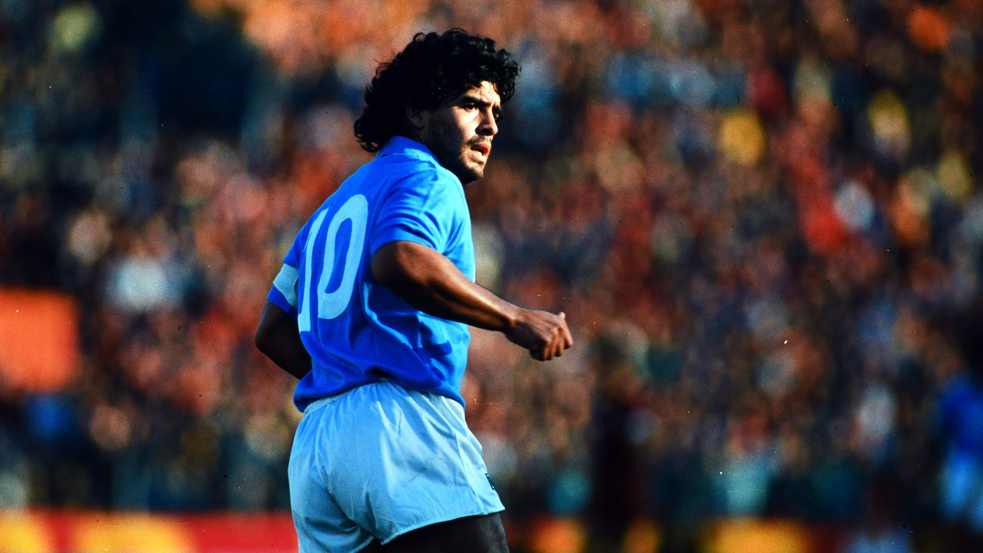 Diego Armando Maradona con la maglia del Napoli allo Stadio Olimpico di Roma, 26 ottobre 1986