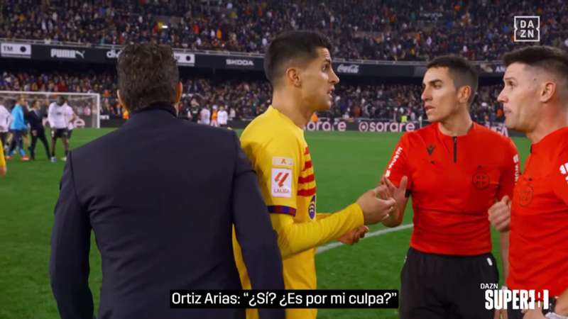 Joao Cancelo y su conversación con los árbitros revelada por Super8 tras el Valencia vs Barcelona: "Buen trabajo, eh"