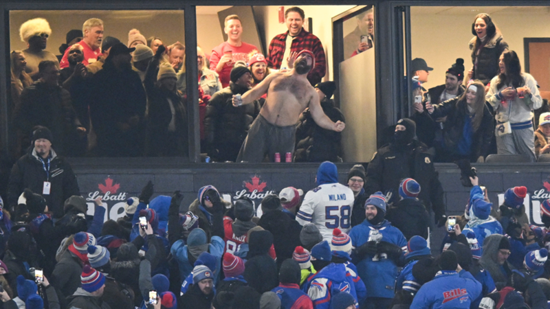 Jason Kelce dándolo todo: su imagen viral sin camiseta celebrando como un loco el touchdown de Travis Kelce ante los Buffalo Bills en los Playoffs NFL