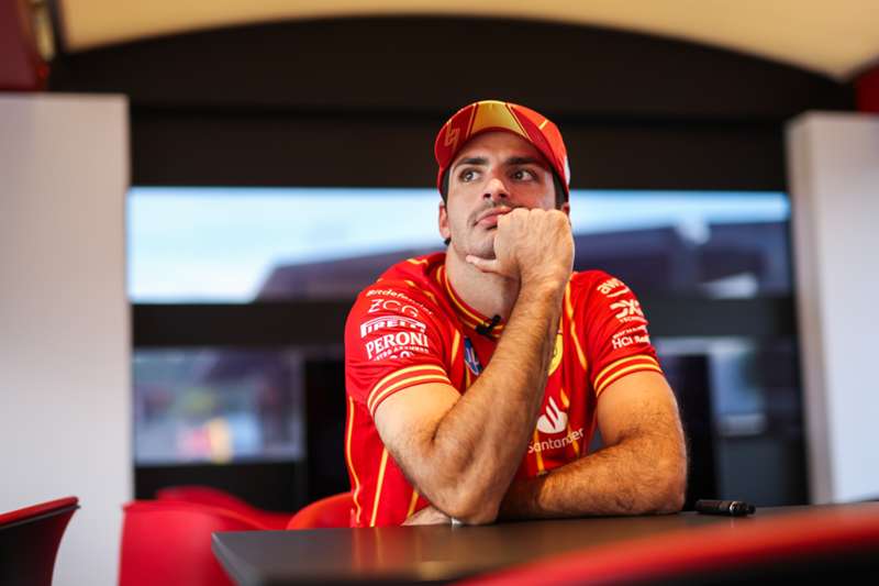 Carlos Sainz explica su salida de Ferrari: "No hay nada que haya ido mal, un 7 veces campeón del mundo ha decidido que la última parte de su carrera la quiere pasar ahí"