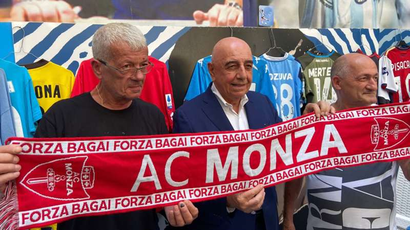 Adriano Galliani ai Quartieri Spagnoli di Napoli rende omaggio a Maradona prima della sfida col suo Monza