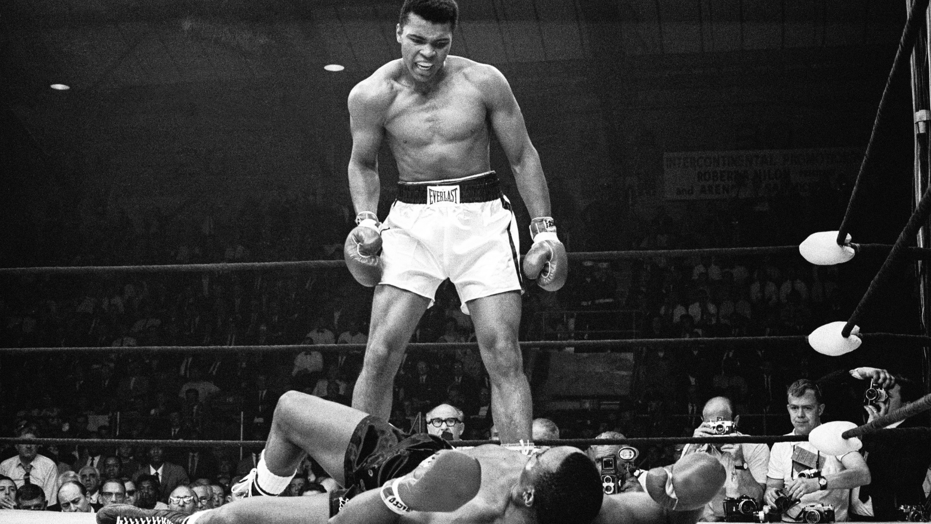 Muhammad Ali manda al tappeto Sonny Liston