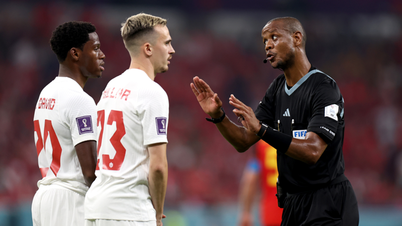 Dalle follie in Coppa d'Africa agli errori al Mondiale: si ritira l'arbitro Sikazwe