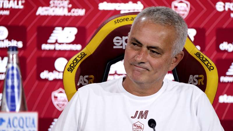 Mourinho: "La Roma è una famiglia. Il rigore? A Pellegrini non serviva una pressione extra"