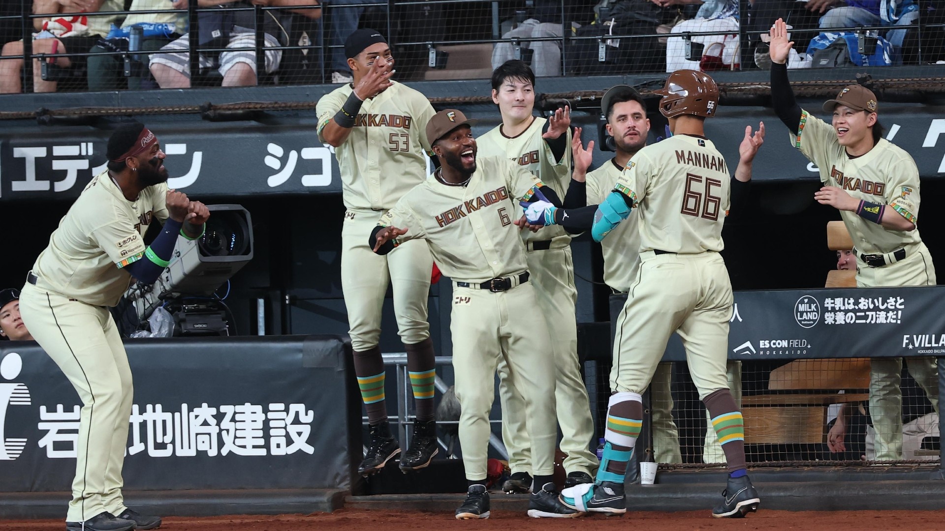 ミラン戦で左手骨折のGK鈴木彩艶に「何が起きたのか。なんという災難