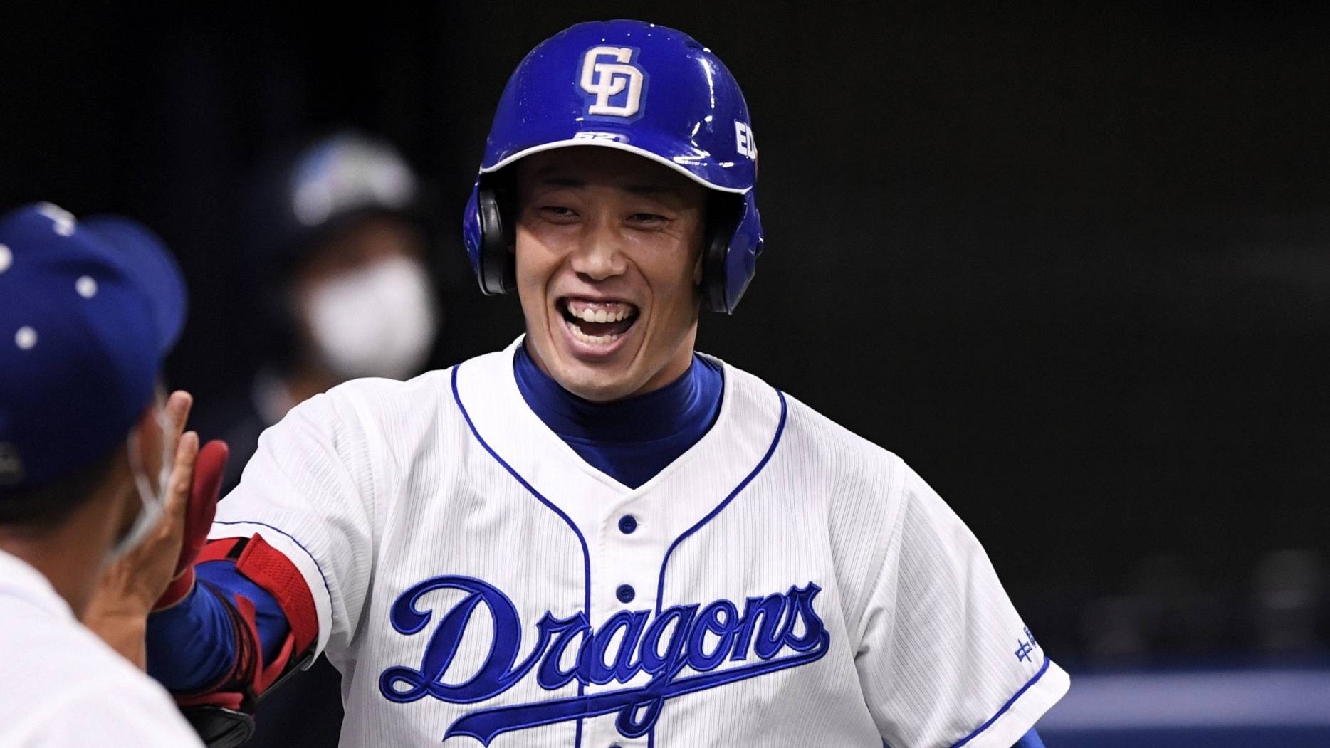 動画】ラバーがえぐれるほどの衝撃─中日加藤翔平がフェンスに激突し