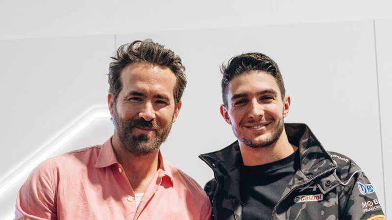 Esteban Ocon y el momento en el que le entregó a Ryan Reynolds, nuevo inversor de Alpine, el casco personalizado de Deadpool: "Estaba casi a punto de llorar"