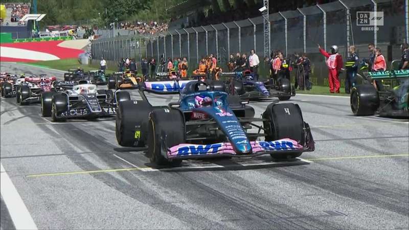 Fernando Alonso y la surrealista situación que le dejó fuera del Sprint: subido en el caballete y con las mantas puestas por un problema