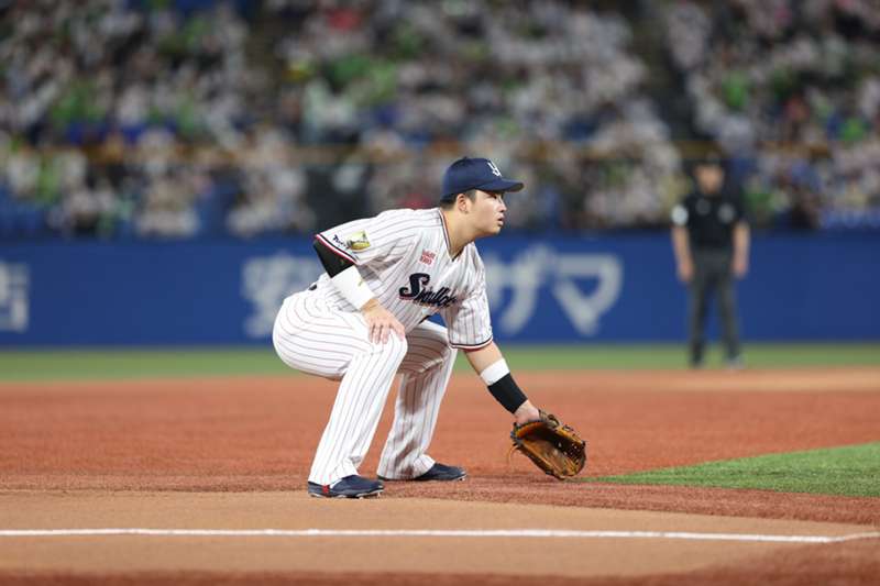 【動画】”てつむね”ホットライン完成 村上好捕からの山田ドヤ顔 | プロ野球