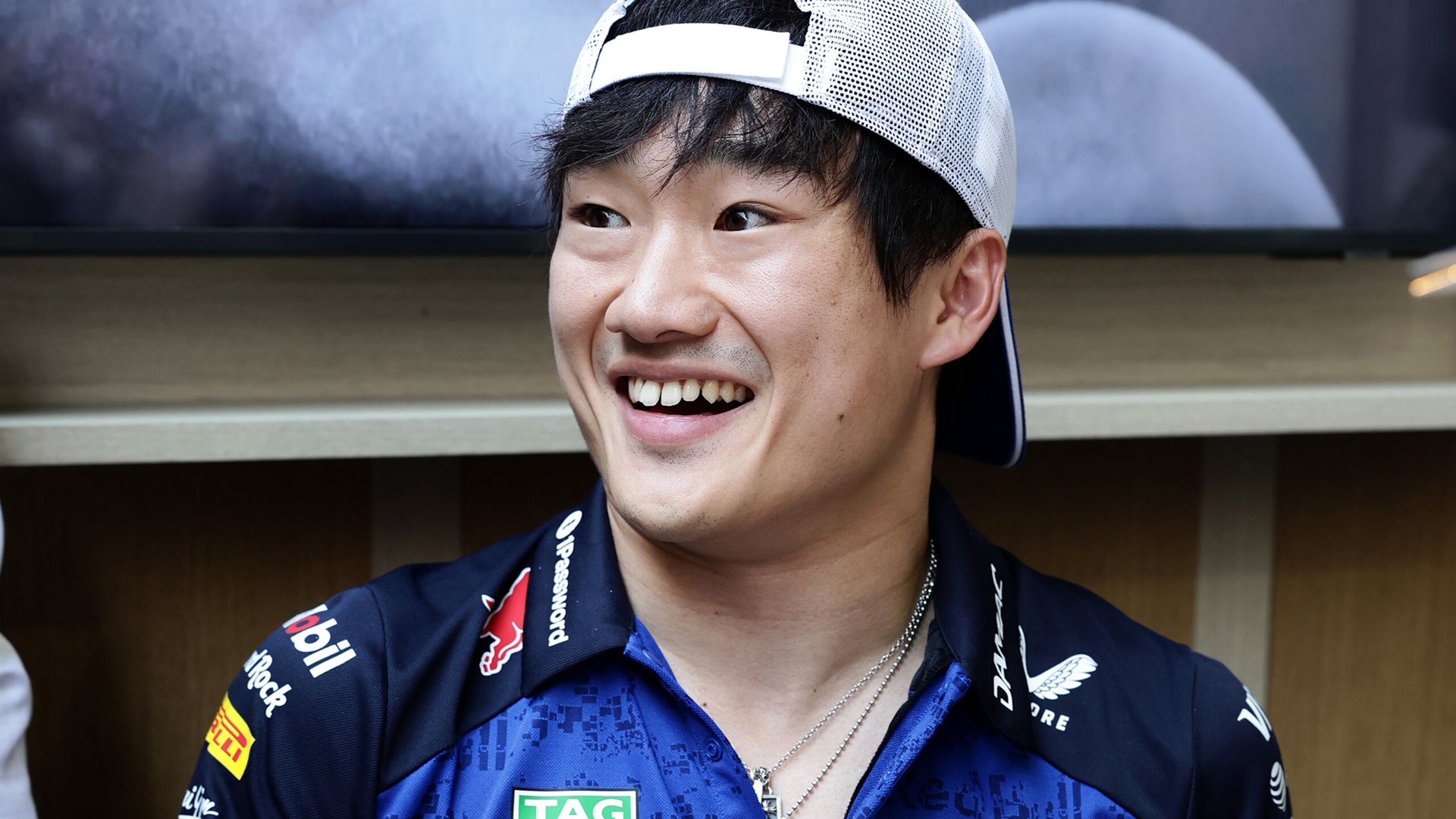 角田裕毅「マックスとは特によく話します」レッドブルのガレージ内で