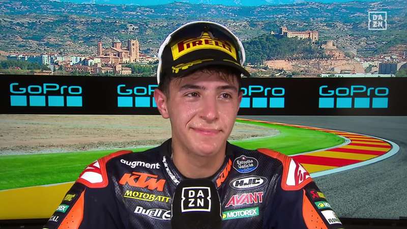 José Antonio Rueda y su emotivo recuerdo a Hugo Millán tras conseguir su primera victoria en Moto3: "Seguro que me ha ayudado a llegar hasta aquí"