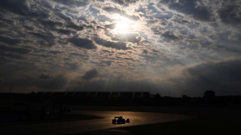 第14戦トルコGPのFP2はフェルスタッペンがトップ…FP1から約7秒もタイムを更新｜F1