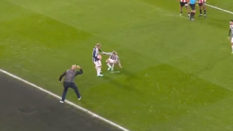 ¡Insólito! Un aficionado del Sheffield United salta al campo a recriminar a Garnacho que estaba perdiendo tiempo