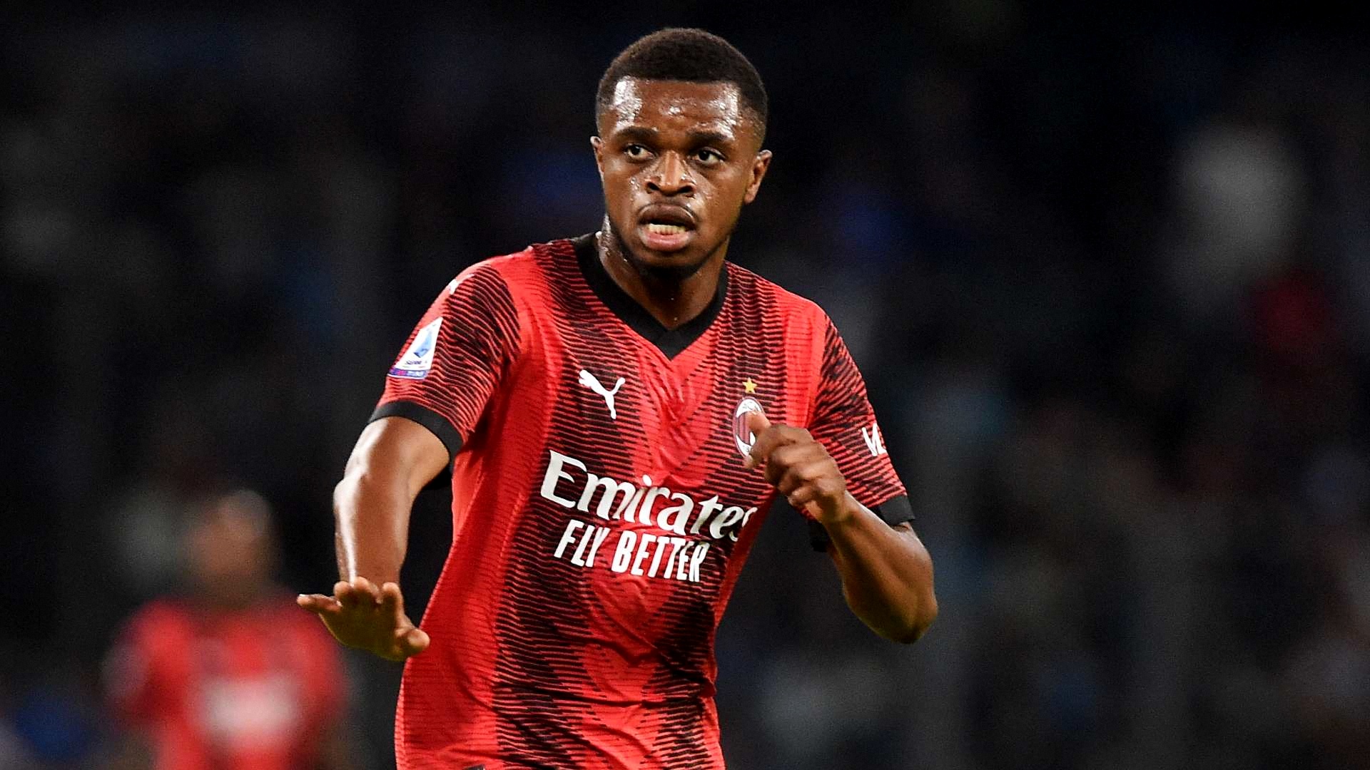 ミランに大打撃…ナポリ戦で負傷のDFピエール・カルルが大腿直筋腱完全