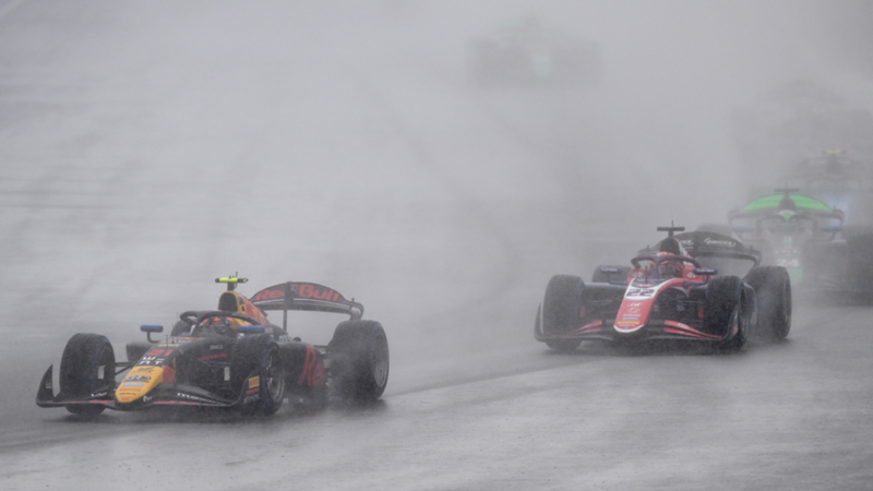 Pepe Martí y su duro incidente con Paul Aron que lo dejó fuera de la sprint de F2 de Silverstone en plena remontada