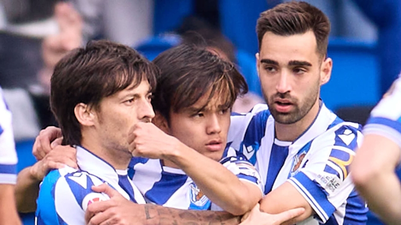 Takefusa Kubo destaca el compromiso de David Silva con la Real Sociedad: "Si quiere, puede ir andando por el campo y es el primero que corre tras pérdida"