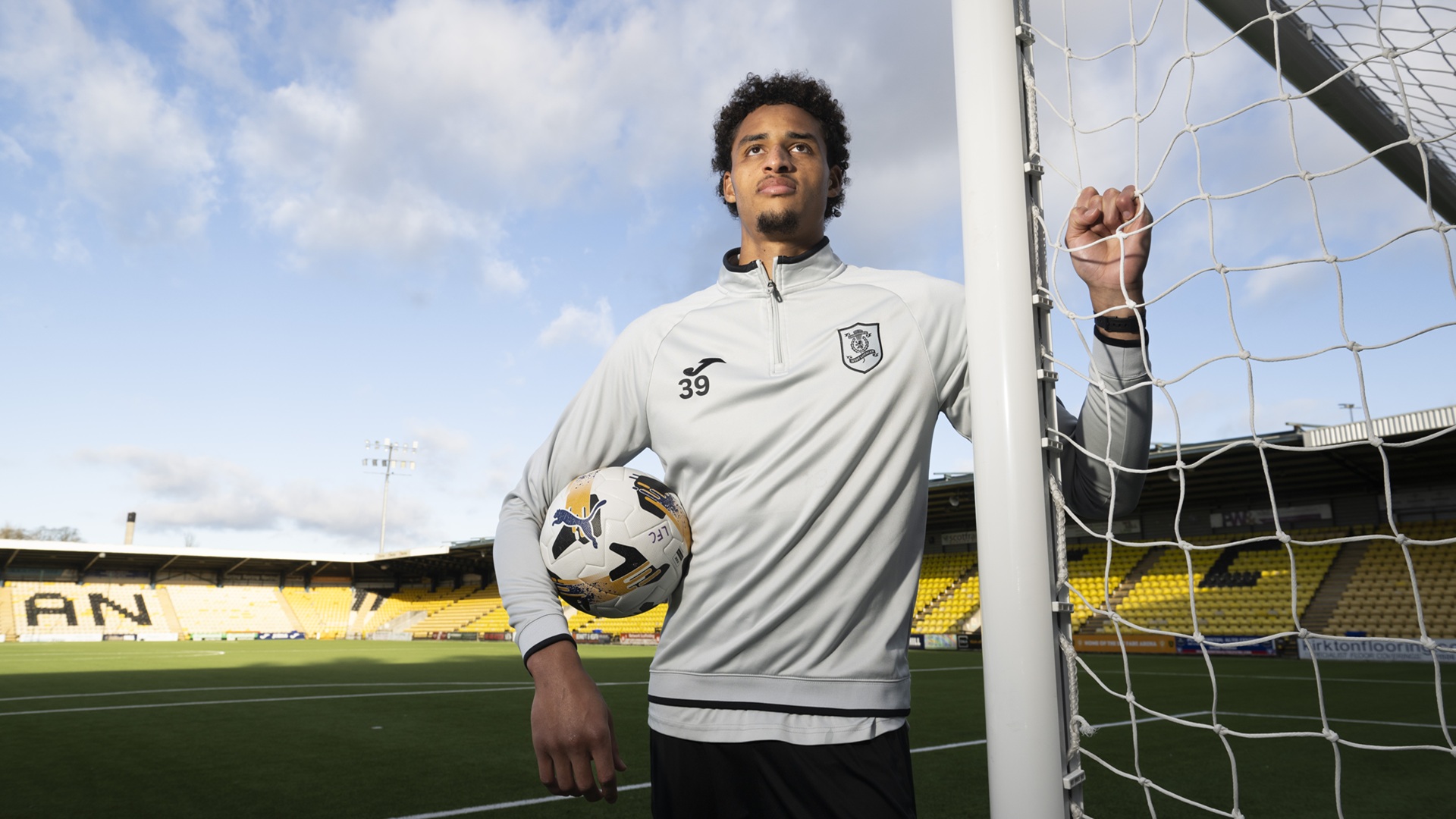 移籍情報】197cm長身ストライカーが町田に見参！ 豪出身FWテテ