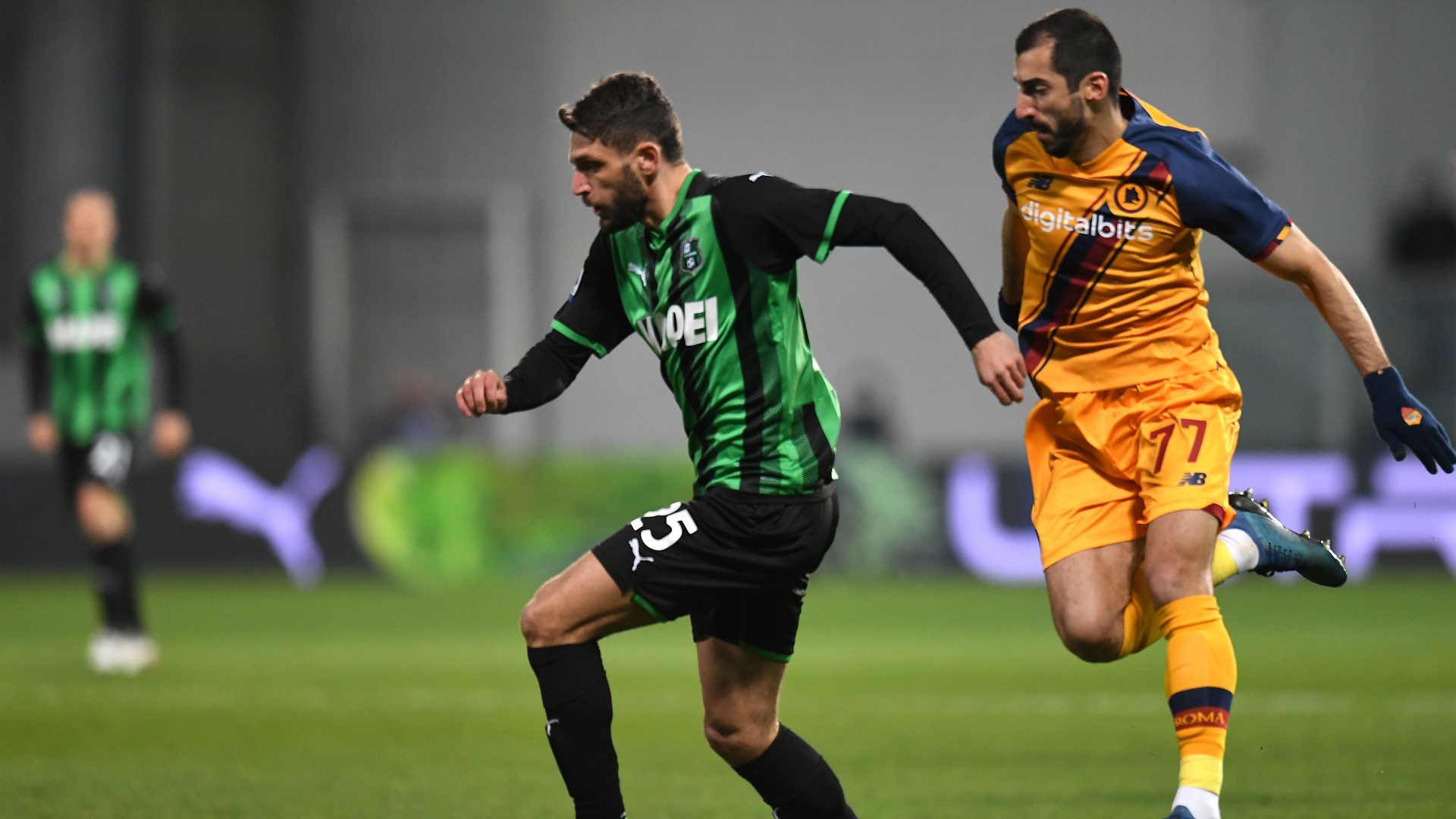 Berardi sfida Mkhitaryan durante Sassuolo-Roma di Serie A TIM