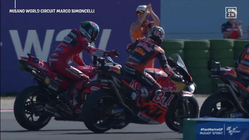 Pecco Bagnaia y el gesto a Dani Pedrosa que lo explica todo: el reconocimiento a su leyenda después de luchar por el podio en el sprint de Misano