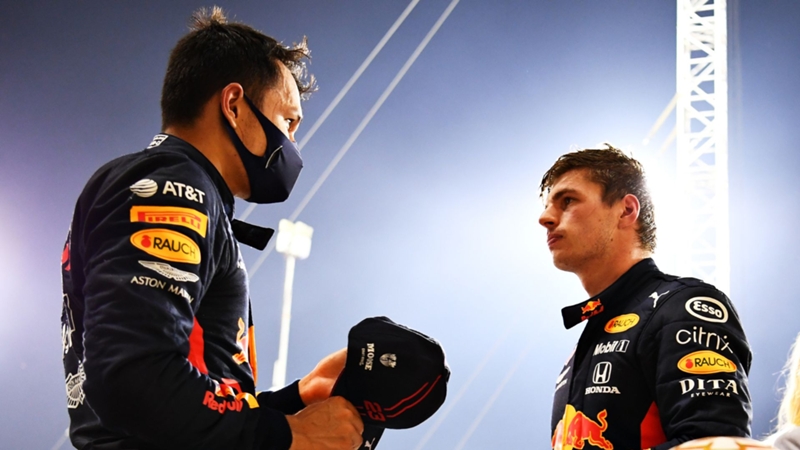 Alex Albon relata en primera persona cómo es el peculiar pilotaje de Max Verstappen con el Red Bull:  "Es como si aumentas la sensibilidad de un juego al máximo y mueves el ratón"