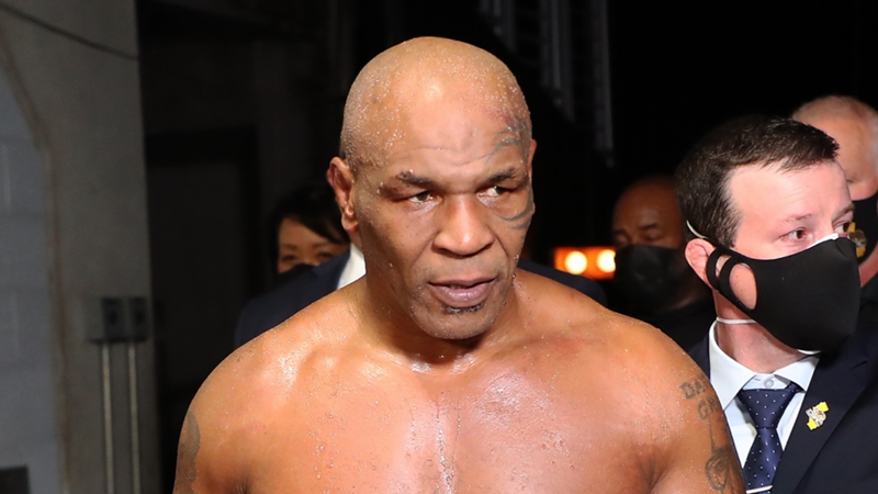 Mike Tyson dio varios puñetazos a un hombre en un avión