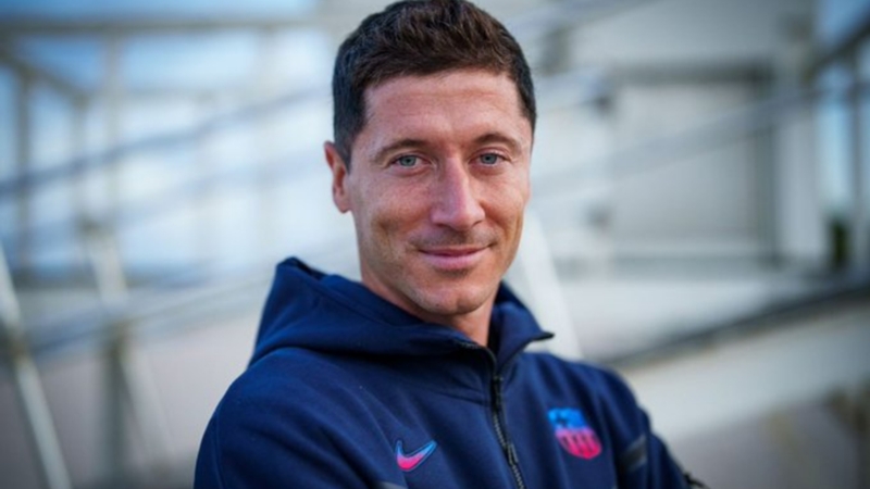 Lewandowski si presenta al Barcellona: "È stato facile scegliere, riporterò il club ai vertici del calcio che conta"